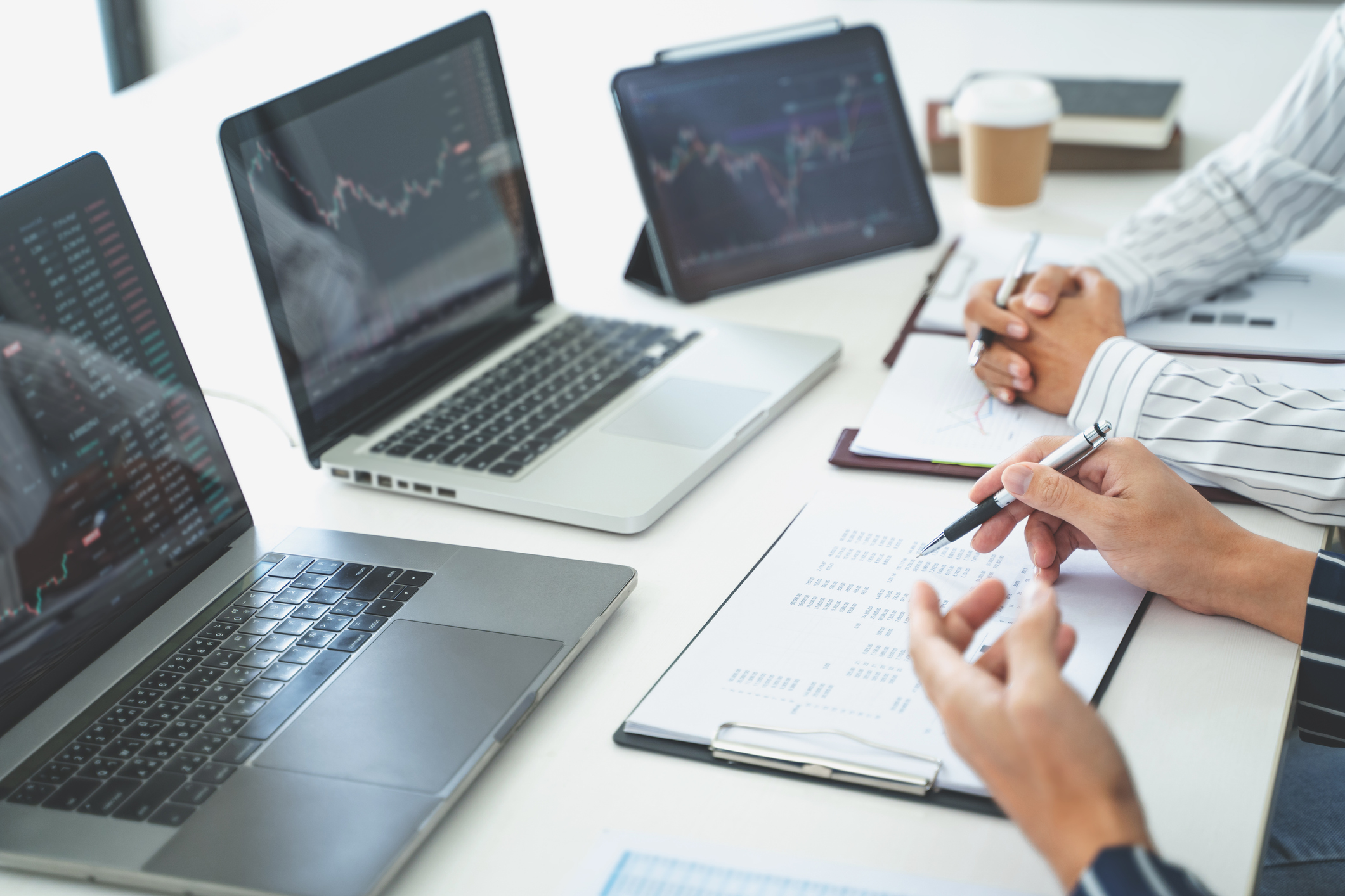Equipo realizando análisis financiero